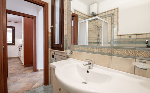 La Vista Mare Da Viola: Luminaire Plomberie, Lavabo, Sol, Design Intérieur, Évier, Sol, Salle De Bains, Robinet, Plomberie, Plafond