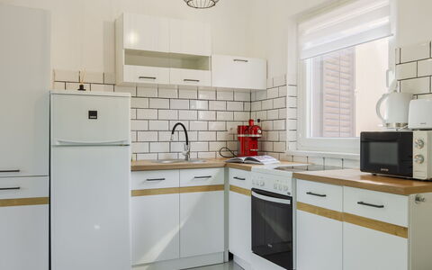 Iris: Appareil De Cuisine, Principaux Appliance, Cuisine, Cabinetry, Sol, Bois, Design Intérieur, Meubles, Comptoir, Électroménager