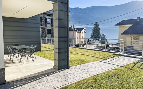 Valtellina 636: Ombre, Balcon, Porche, Balustrade, Passerelle, Clôture, Cour