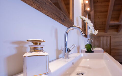 Chalet le Hameau: Luminaire Plomberie, Robinet, Salle De Bains, Design Intérieur, Évier, Plomberie, Domicile, Lavabo, Comptoir, Luminaire