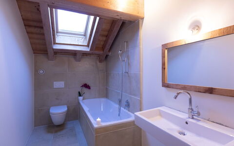 Chalet le Hameau: Salle De Bains, Luminaire Plomberie, Sol, Bois, Sol, Design Intérieur, Baignoire, Robinet, Évier, Plomberie