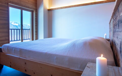 Chalet le Hameau: Chambre, Bois, Lit, Design Intérieur, Sol, Sol, Drap De Lit, Literie, Plafond, Linge