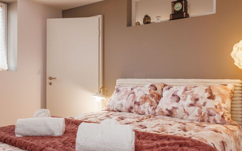 Lau'Tentik: Lit, Meubles, Literie, Design Intérieur, Chambre, Drap De Lit, Mur, Linge, Pièce, Sol