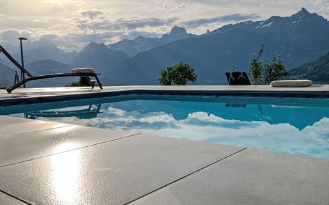 Collombey-Muraz 100: Piscine, Composite, Chaîne De Montagnes, Crête, Mobilier De Jardin, Alpes, Ombre, Balancelle, Recours, Eco Hôtel