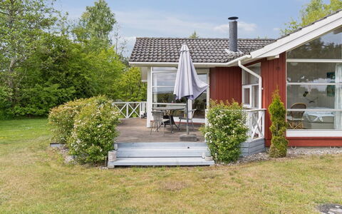 Hjalmine - 225M from the Sea: Végétation, Arbuste, Printemps, Chalet, Jardin, Ombre, Arrière-Cour, Cour, Chaise