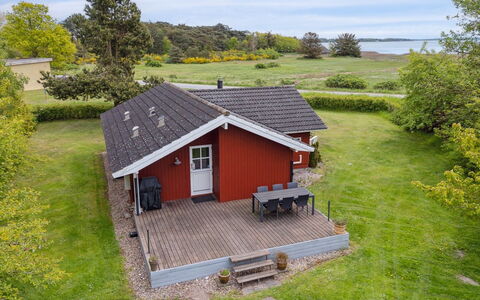 Hjalmine - 225M from the Sea: Végétation, Arbuste, Printemps, Chalet, Jardin, Ombre, Arrière-Cour, Cour, Chaise