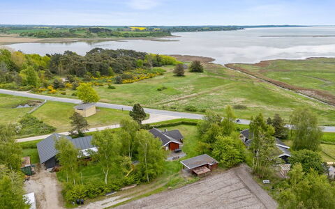 Hjalmine - 225M from the Sea: Végétation, Arbuste, Printemps, Chalet, Jardin, Ombre, Arrière-Cour, Cour, Chaise