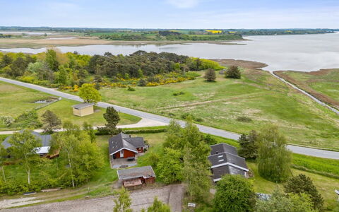 Hjalmine - 225M from the Sea: Végétation, Arbuste, Printemps, Chalet, Jardin, Ombre, Arrière-Cour, Cour, Chaise