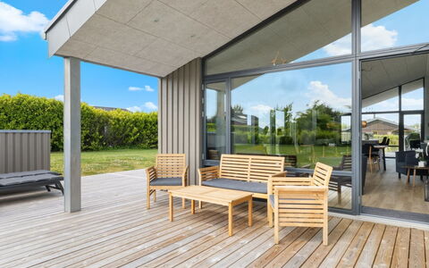 Tydkil - 250M from the Sea: Bois, Lot Terre, Porche, Composite, Ombre, Plate-Forme, Planche, Dur, Tache De Bois, Patio