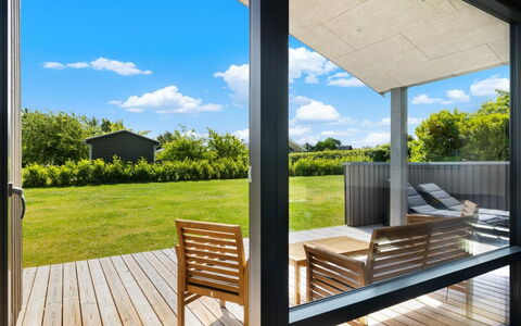 Tydkil - 250M from the Sea: Bois, Lot Terre, Composite, Porche, Plate-Forme, Ombre, Dur, Tache De Bois, Planche, Parquet