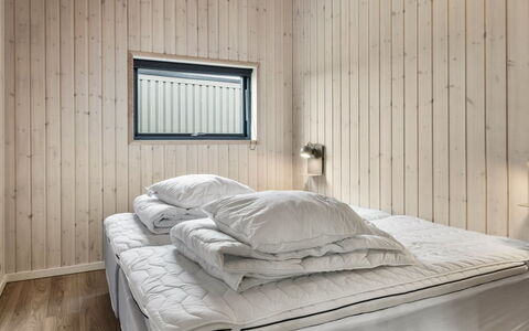 Tydkil - 250M from the Sea: Chambre, Bois, Lit, Drap De Lit, Plafond, Design Intérieur, Sol, Sol, Literie, Meubles