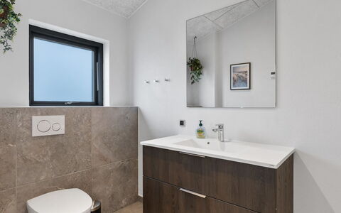 Tydkil - 250M from the Sea: Mur, Sol, Sol, Armoire De Toilette, Luminaire Plomberie, Lavabo, Design Intérieur, Évier, Salle De Bains, Robinet