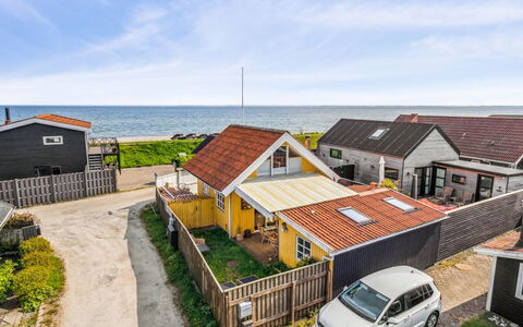 Asgerd - 20M from the Sea: Bleu, Arbuste, Chalet, Couverture De Sol, Jardin, Biens, Ombre, Aménagement Paysager, Ferme, Eco Hôtel