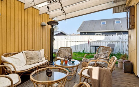 Asgerd - 20M from the Sea: Bleu, Arbuste, Chalet, Couverture De Sol, Jardin, Biens, Ombre, Aménagement Paysager, Ferme, Eco Hôtel
