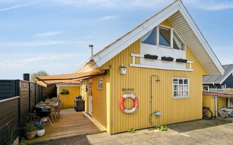 Asgerd - 20M from the Sea: Bleu, Arbuste, Chalet, Couverture De Sol, Jardin, Biens, Ombre, Aménagement Paysager, Ferme, Eco Hôtel