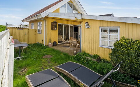Asgerd - 20M from the Sea: Bleu, Arbuste, Chalet, Couverture De Sol, Jardin, Biens, Ombre, Aménagement Paysager, Ferme, Eco Hôtel