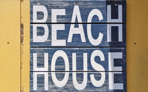 Asgerd - 20M from the Sea: Bleu, Arbuste, Chalet, Couverture De Sol, Jardin, Biens, Ombre, Aménagement Paysager, Ferme, Eco Hôtel