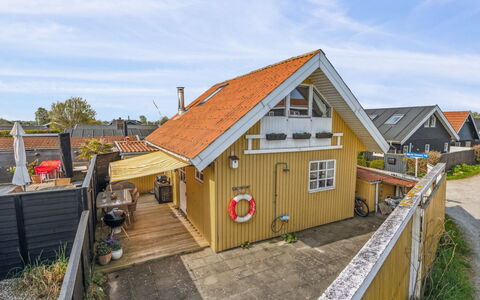 Asgerd - 20M from the Sea: Bleu, Arbuste, Chalet, Couverture De Sol, Jardin, Biens, Ombre, Aménagement Paysager, Ferme, Eco Hôtel