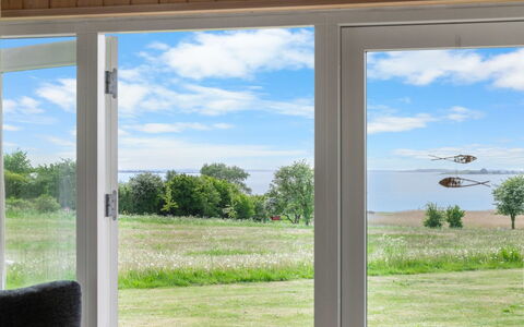 Krum - 300M from the Sea: Maison, Domicile, Toit, Chalet, Biens, Aménagement Paysager, Batiments Jardin, Siding, Ferme