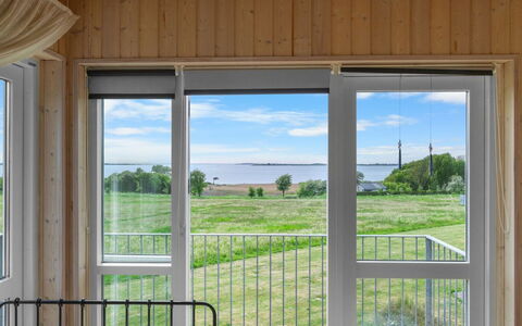 Krum - 300M from the Sea: Maison, Domicile, Toit, Chalet, Biens, Aménagement Paysager, Batiments Jardin, Siding, Ferme