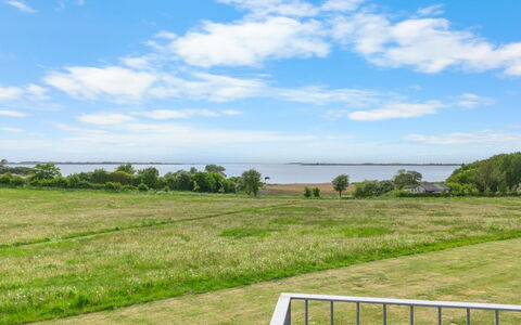 Krum - 300M from the Sea: Maison, Domicile, Toit, Chalet, Biens, Aménagement Paysager, Batiments Jardin, Siding, Ferme