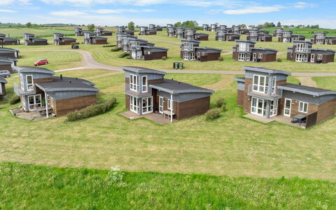 Krum - 300M from the Sea: Maison, Domicile, Toit, Chalet, Biens, Aménagement Paysager, Batiments Jardin, Siding, Ferme