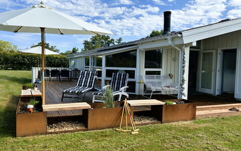 Sofus - 275M from the Sea: Bois, Porche, Meubles, Domicile, Ombre, Toit, Plate-Forme, Mobilier De Jardin, Chaise, Chalet