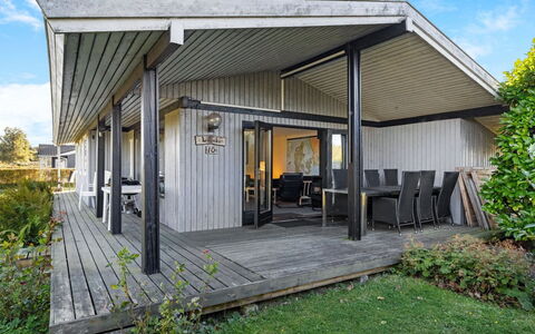 Kajsa - 250M from the Sea: Bois, Porche, Architecture, Domicile, Toit, Maison, Porte, Composite, Siding, Plate-Forme