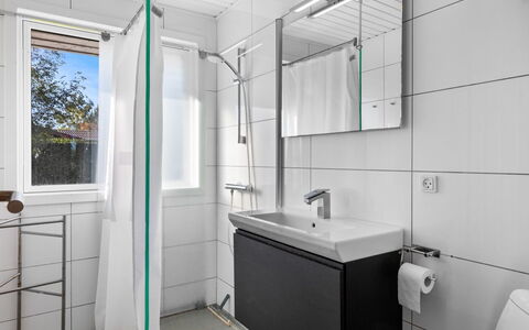Kajsa - 250M from the Sea: Luminaire Plomberie, Salle De Bains, Design Intérieur, Sol, Évier, Lavabo, Sol, Robinet, Plomberie, Plafond