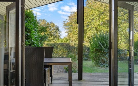 Kajsa - 250M from the Sea: Bois, Meubles, Porche, Chaise, Mobilier De Jardin, Sol, Sol, Design Intérieur, Plate-Forme, Verre