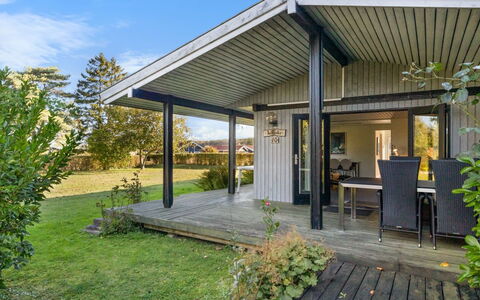 Kajsa - 250M from the Sea: Porche, Maison, Domicile, Toit, Chalet, Porte, Siding, Ombre, Biens, Batiments Jardin