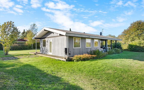 Kajsa - 250M from the Sea: Herbe, Bâtiment, Maison, Domicile, Toit, Chalet, Arbuste, Lot Terre, Plaine