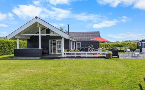 Falki - 320M from the Sea: Maison, Toit, Domicile, Chalet, Arbuste, Couverture De Sol, Biens, Ferme, Siding, Batiments Jardin