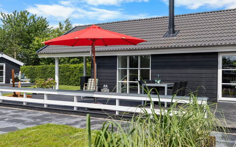 Falki - 320M from the Sea: Maison, Toit, Domicile, Chalet, Arbuste, Couverture De Sol, Biens, Ferme, Siding, Batiments Jardin