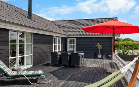 Falki - 320M from the Sea: Maison, Toit, Domicile, Chalet, Arbuste, Couverture De Sol, Biens, Ferme, Siding, Batiments Jardin
