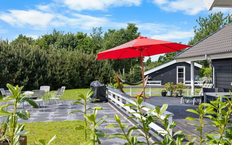 Falki - 320M from the Sea: Maison, Toit, Domicile, Chalet, Arbuste, Couverture De Sol, Biens, Ferme, Siding, Batiments Jardin