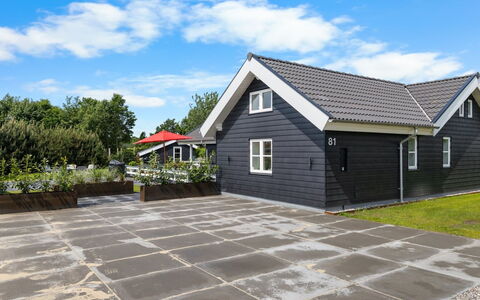 Falki - 320M from the Sea: Maison, Toit, Domicile, Chalet, Arbuste, Couverture De Sol, Biens, Ferme, Siding, Batiments Jardin