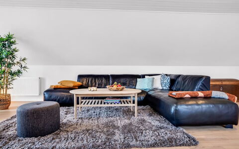 Brune - 330M from the Sea: Biens, Ombre, Allée, Ferme