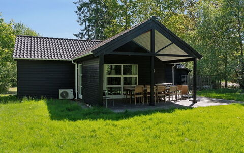 Tomine - from the Sea: Toit, Chalet, Domicile, Batiments Jardin, Siding, Porte, Cabanon, Pelouse, Porche, Ombre