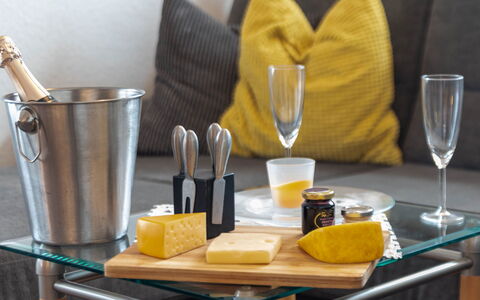 Burdzik: Vaisselle, Meubles, Table, Drinkware, Pot De Fleur, Aliments, Serveware, Fruit, Plante D'Appartement