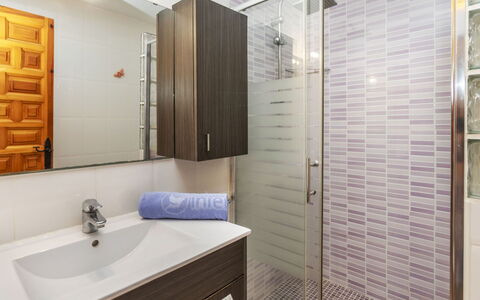 Palmera Iii: Salle De Bains, Sol, Design Intérieur, Luminaire Plomberie, Mur, Lavabo, Sol, Armoire De Toilette, Évier, Miroir