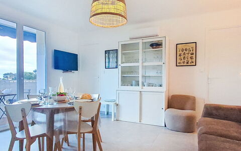 Les Amandiers: Porte, Balcon, Chaise, Mobilier De Jardin, Cour, Allée, Plante D'Appartement, Cour, Passerelle, Pot De Fleur