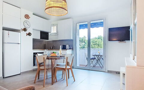 Les Amandiers: Porte, Balcon, Chaise, Mobilier De Jardin, Cour, Allée, Plante D'Appartement, Cour, Passerelle, Pot De Fleur