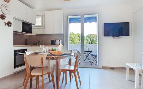 Les Amandiers: Porte, Balcon, Chaise, Mobilier De Jardin, Cour, Allée, Plante D'Appartement, Cour, Passerelle, Pot De Fleur