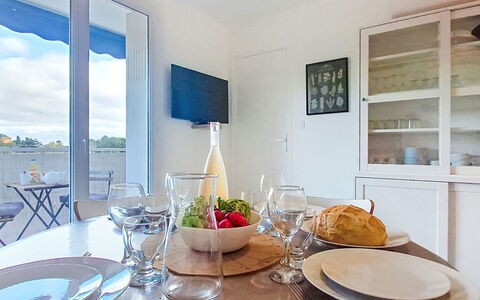 Les Amandiers: Porte, Balcon, Chaise, Mobilier De Jardin, Cour, Allée, Plante D'Appartement, Cour, Passerelle, Pot De Fleur