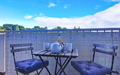 Les Amandiers: Porte, Balcon, Chaise, Mobilier De Jardin, Cour, Allée, Plante D'Appartement, Cour, Passerelle, Pot De Fleur