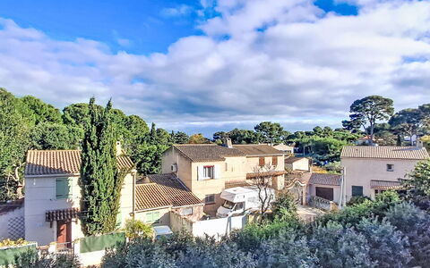 Les Amandiers: Porte, Balcon, Chaise, Mobilier De Jardin, Cour, Allée, Plante D'Appartement, Cour, Passerelle, Pot De Fleur