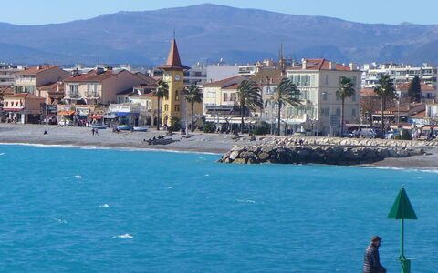 Le Crystal a: Côte, Mer, Cotiers Et Relief Océaniques, Plage, Océan, Vacances, Rive, Attraction Touristique