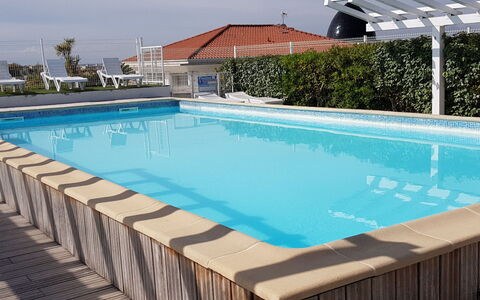 Le Crystal a: Piscine, Mobilier De Jardin, Recours, Composite, Ombre, Eco Hôtel, Loisir, Plate-Forme, Balancelle, Hôtel