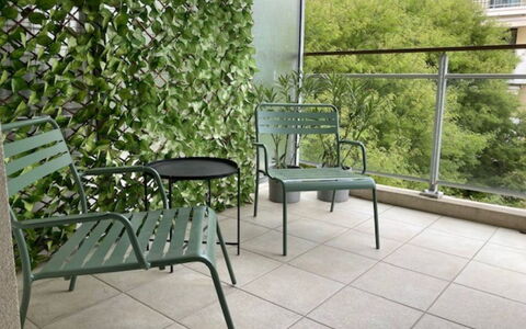 Le Crystal a: Vert, Mobilier De Jardin, Ombre, Chaise, Arrière-Cour, Balcon, Accoudoir, Clôture